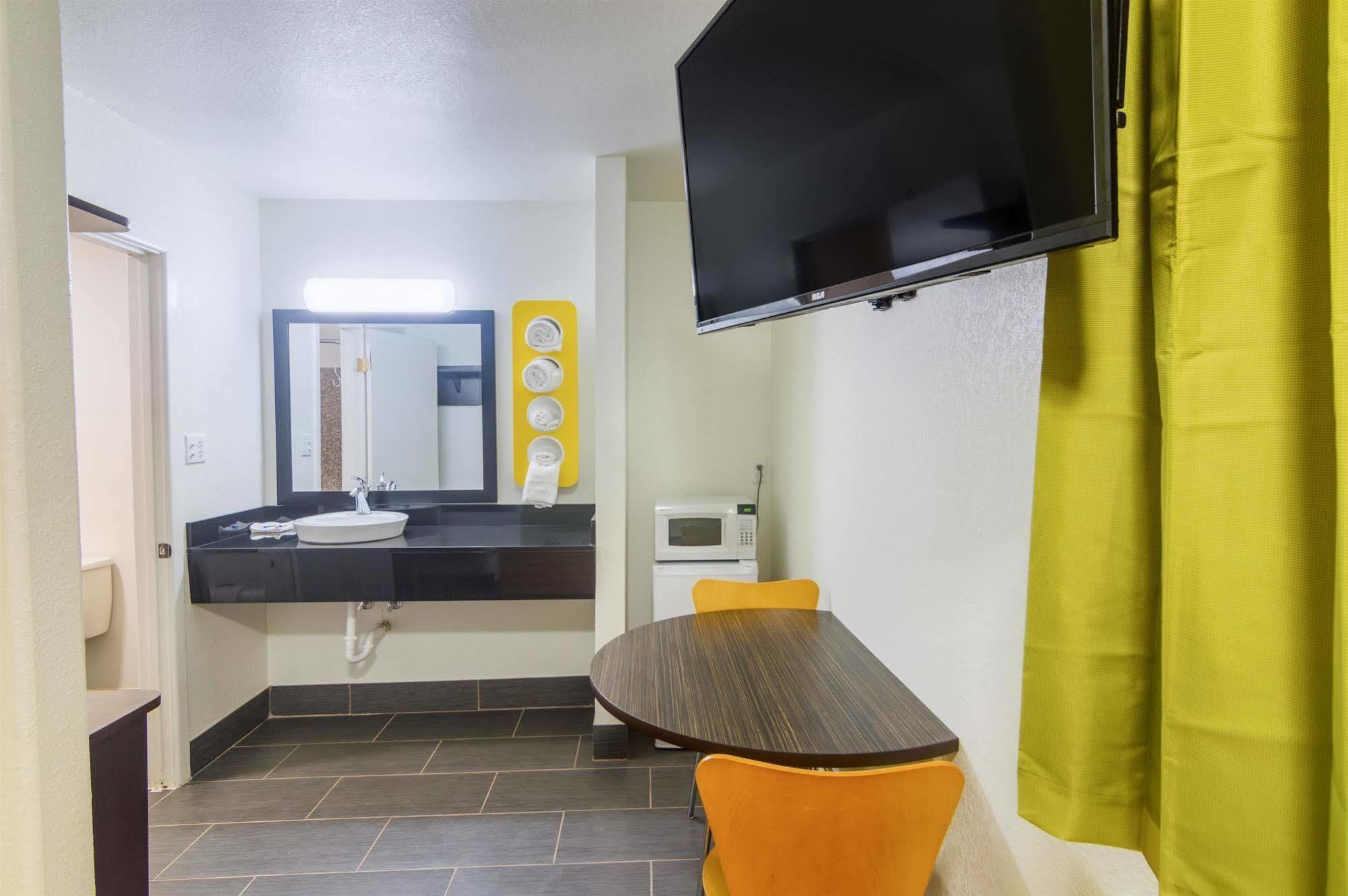 Hotel 6-childress, Tx 2*